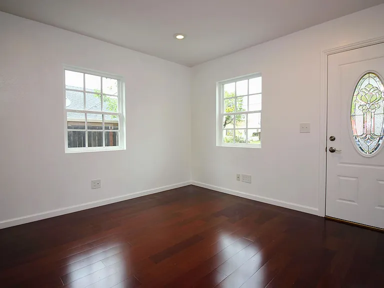 1151 Corby Ave — Photo 6