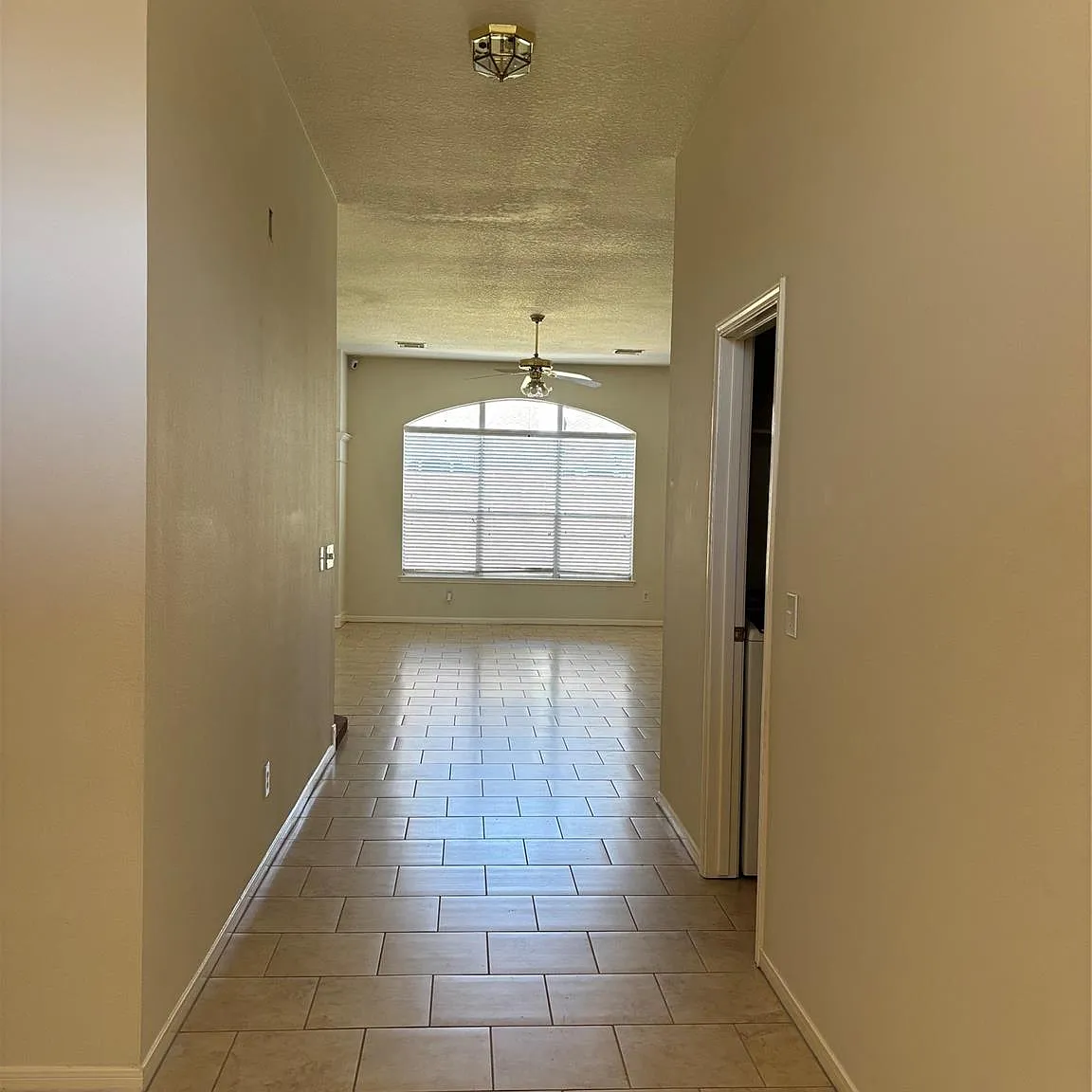 4 bed, 2.0 bath, 2262 sqft, $2,150 — Photo 3