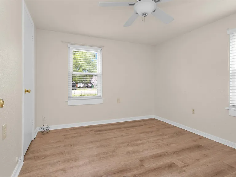 6002 Shelburne St — Photo 13