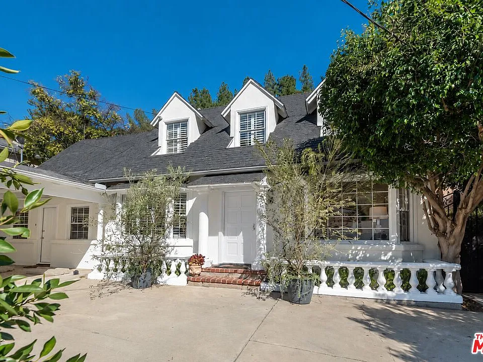 1664 Benedict Canyon Dr