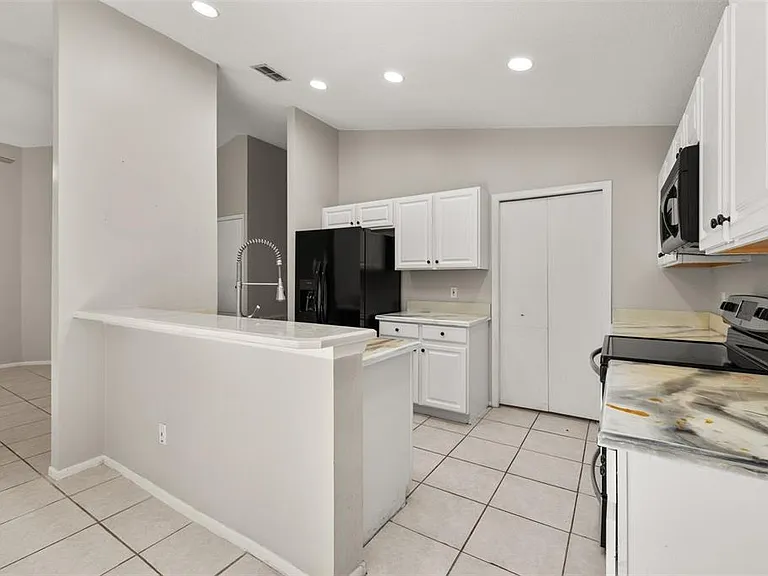 551 Castlemain Cir — Photo 22