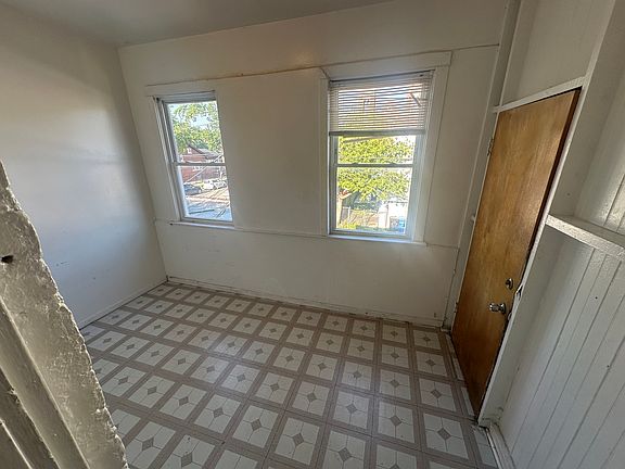 4th image of 1506 N Mayfield Ave