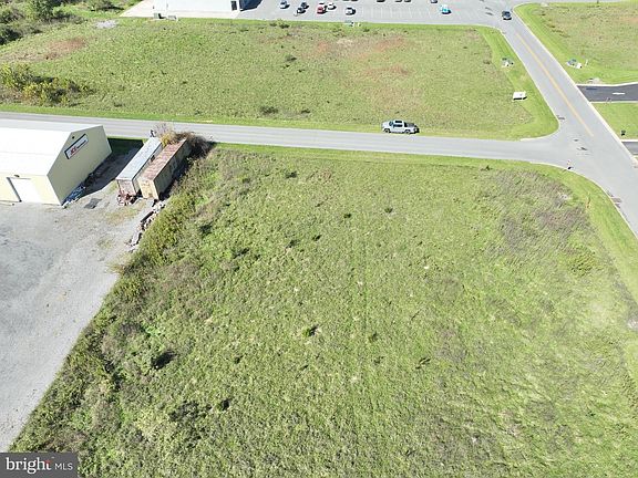 4th image of 7 Plaza Dr