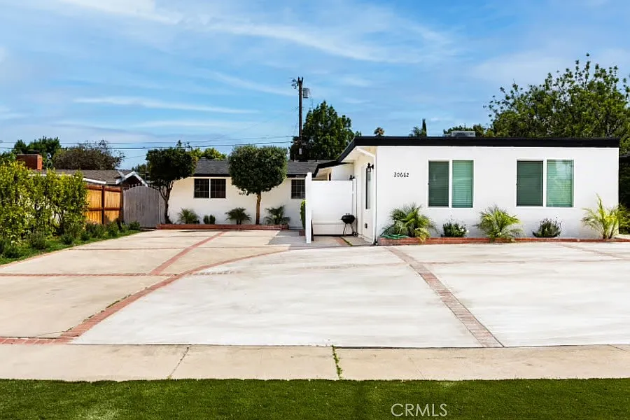 4 bed, 1400 sqft, $5,300 — Photo 2
