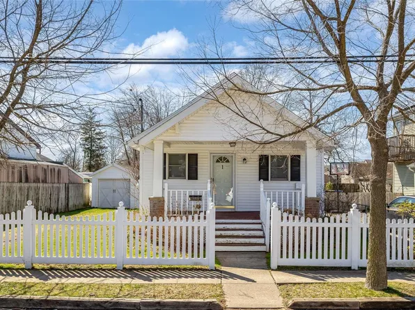 1 Maplewood Avenue, Farmingdale, NY 11735