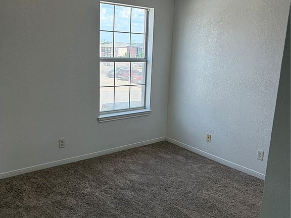 3rd image of 1402 Dugger Cir