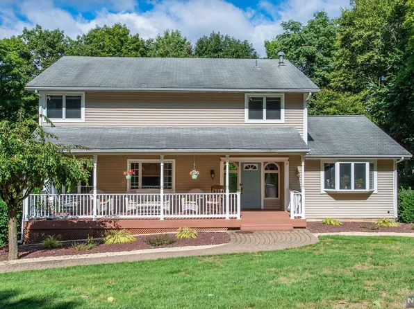 11 Blackfoot Trl, Oakland, NJ 07436