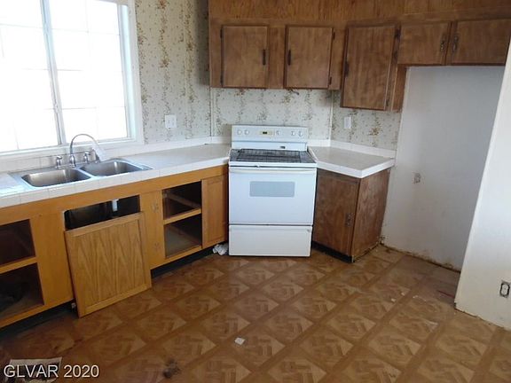 3rd image of 1681 Royal Ave