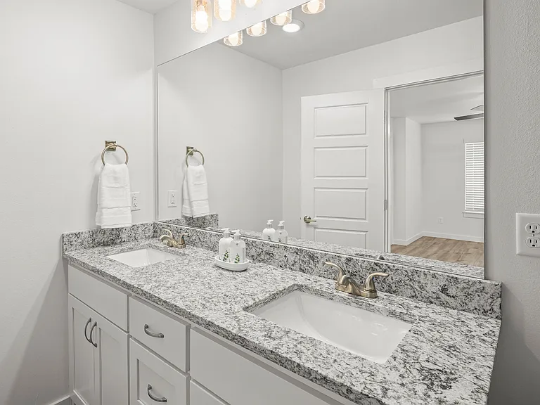 533 W Pickens Rd — Photo 12
