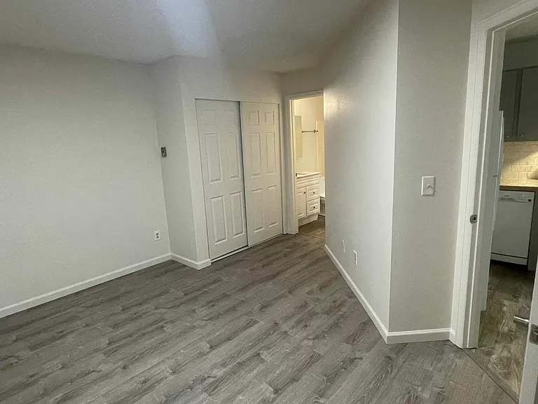 Campus Park Apartments - SAMI Apartments — Photo 25
