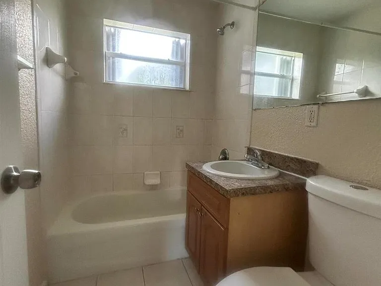 1021 W 2nd St — Photo 5