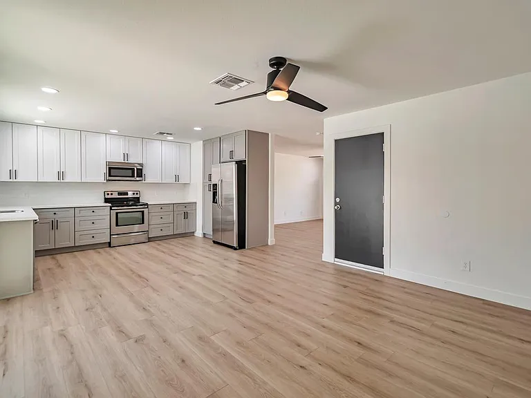 906 W Colgate Dr — Photo 6