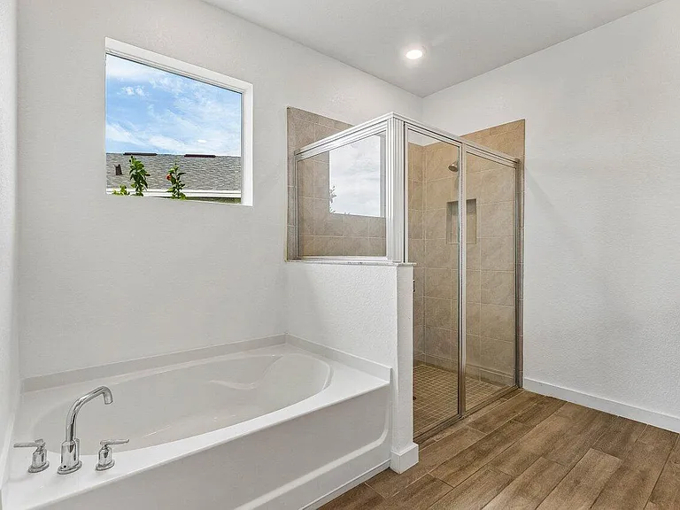 2770 NE Breezeway Cir — Photo 3