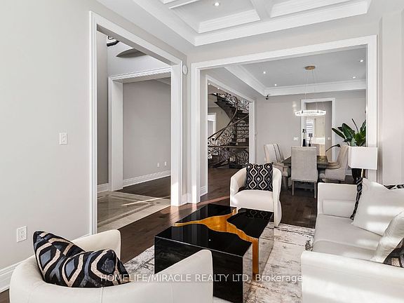 3rd image of 320 Torrey Pines Rd