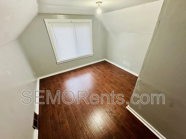 301 S Spring St — Photo 5