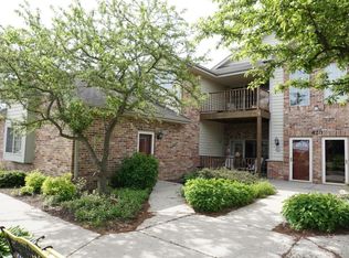 620 Hillcrest Rd, Saukville, WI 53080