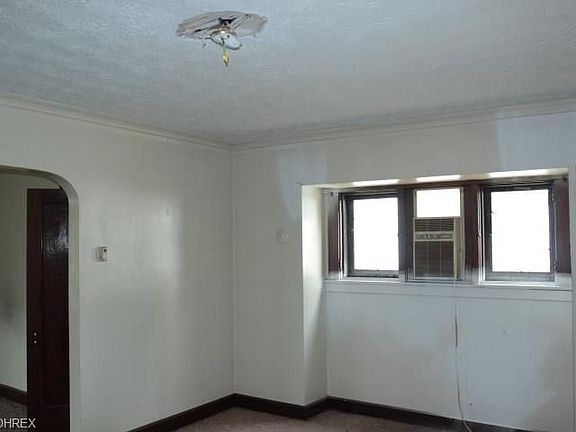 5th image of 443 Ferndale Ave