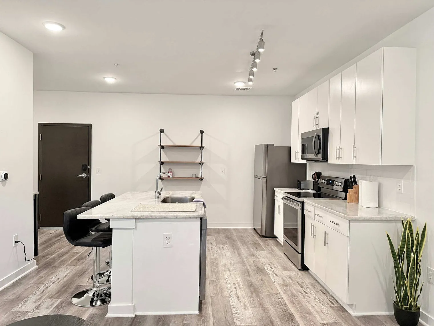 2 bed, 2.0 bath, 1151 sqft, $4,231 — Photo 4