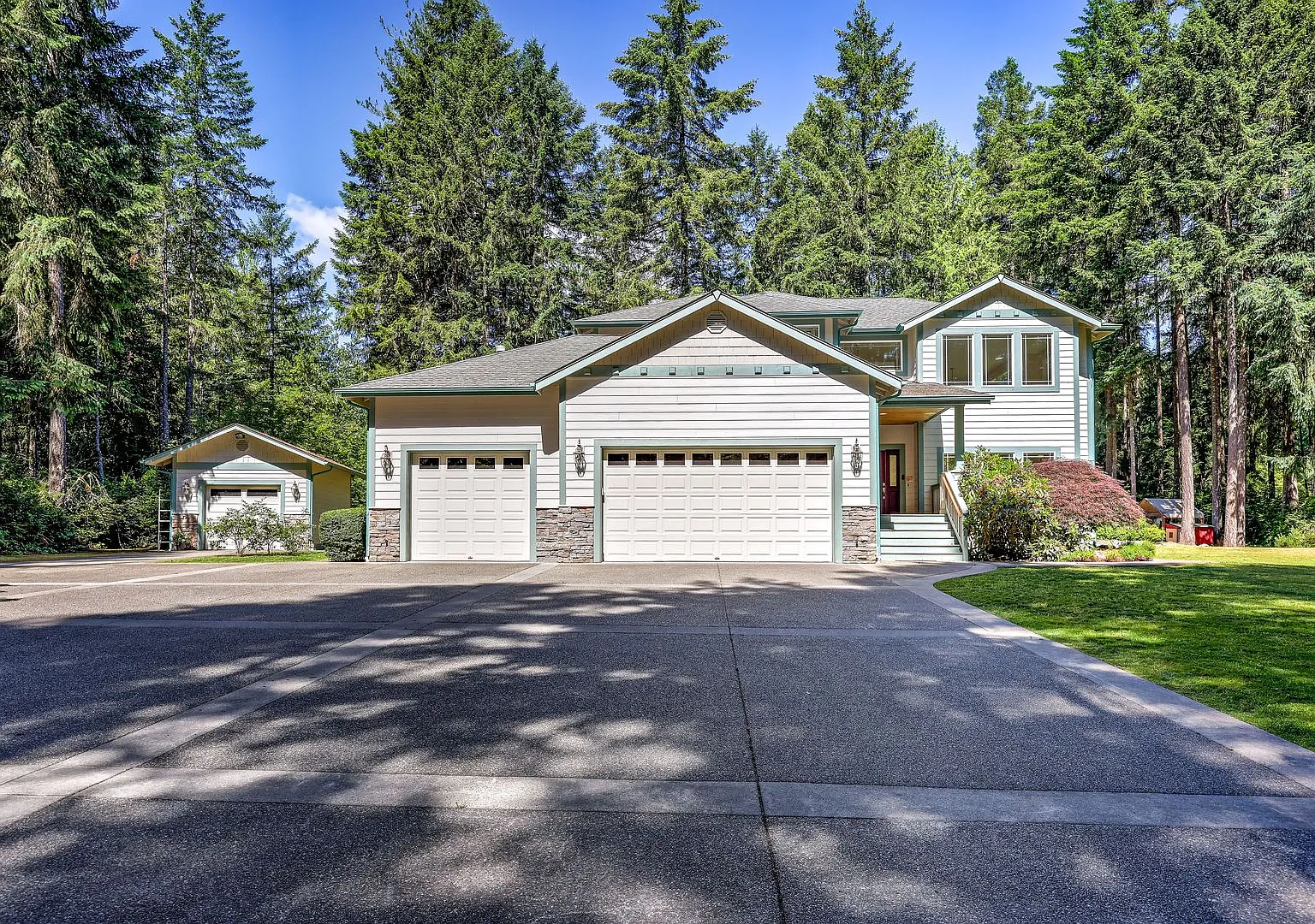 Custom Home Secluded on over 2.5 acres. — Photo 2