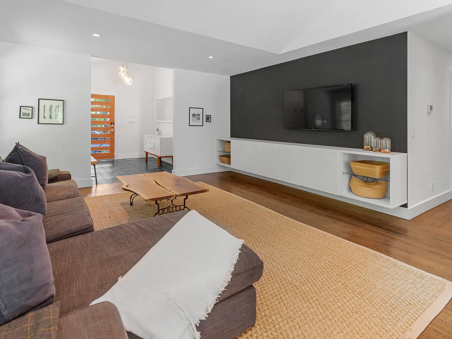 Impeccably designed home with swimming pool — Photo 3