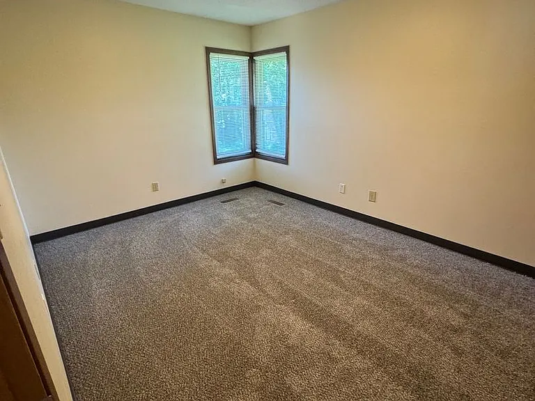 315 E Rose Avenue — Photo 6
