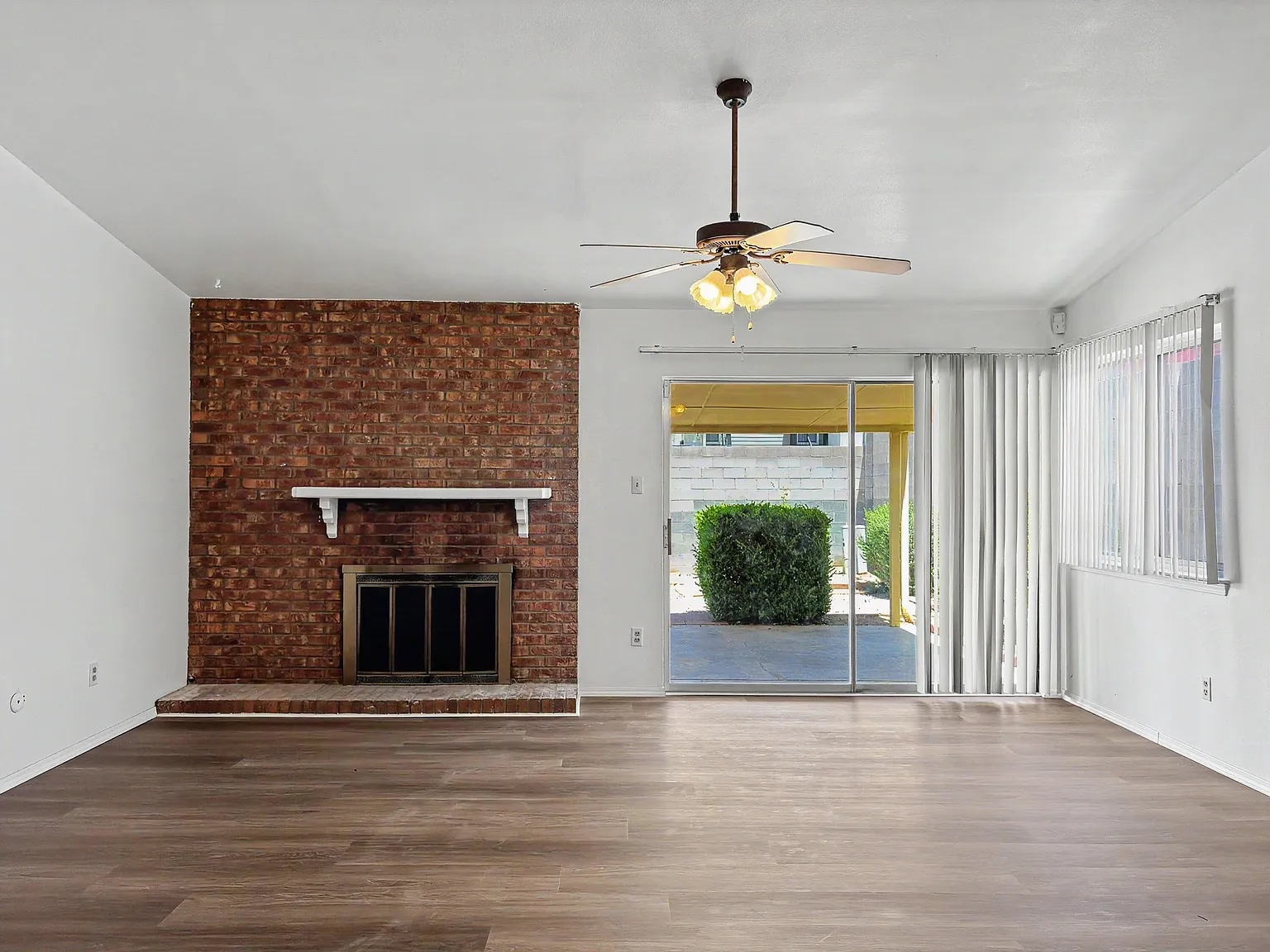 4 bed, 1956 sqft, $2,600 — Photo 1