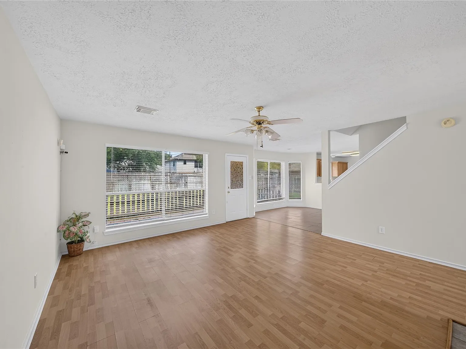 4 bed, 2.5 bath, 2723 sqft, $2,200 — Photo 2