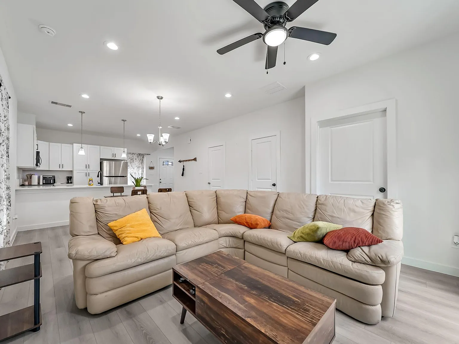 3 bed, 2.5 bath, 1235 sqft, $1,750 — Photo 2