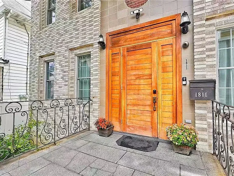 1811 Voorhies Ave #1 — Photo 37