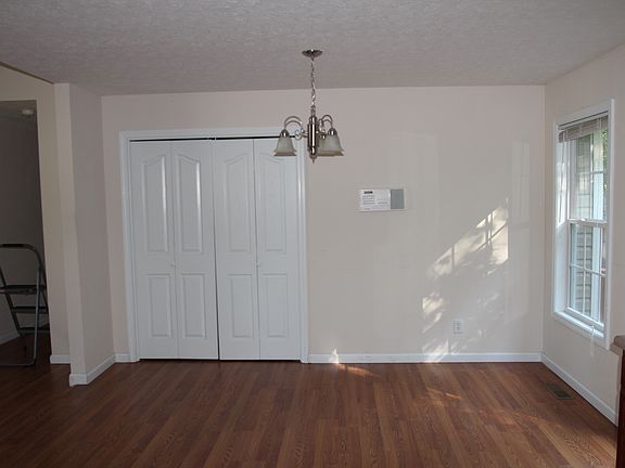 5th image of 821 Leigh Ann Dr
