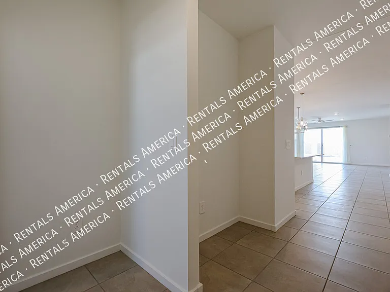 3380 N Camden Dr — Photo 20