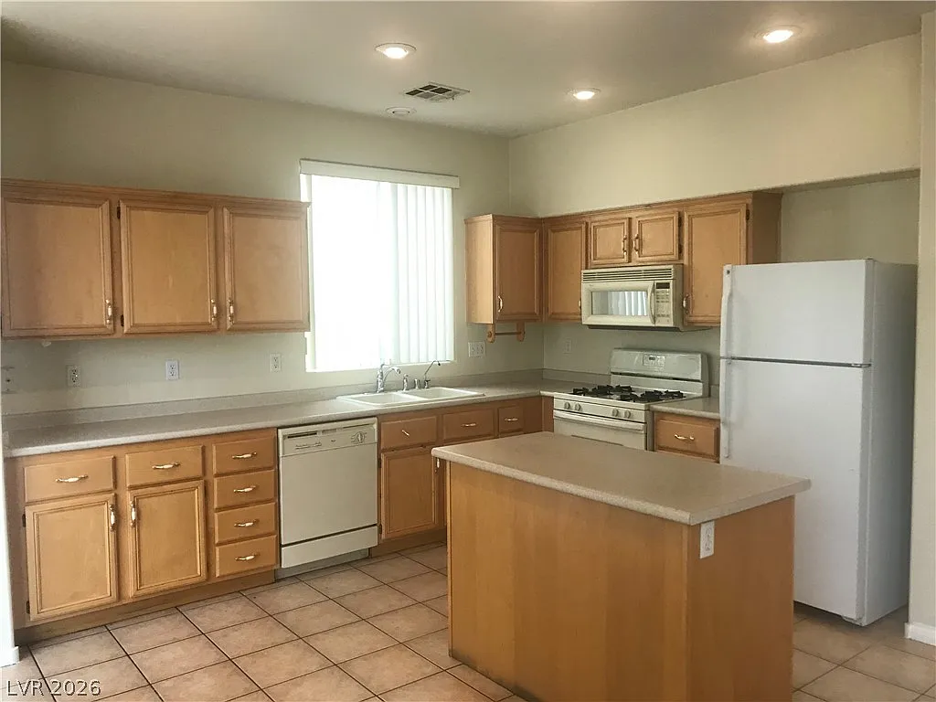 3 bed, 2.5 bath, 2033 sqft, $2,250 — Photo 3