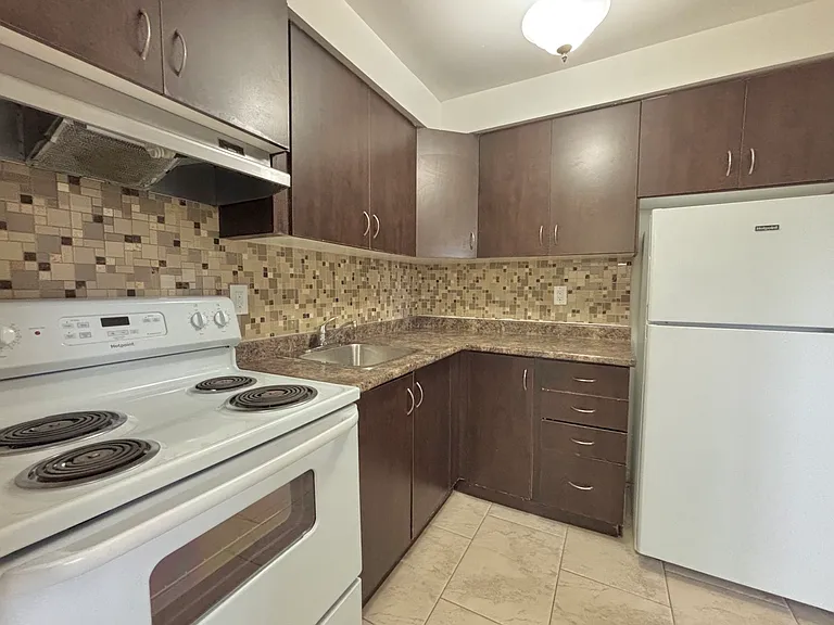 425 Rathburn Rd E #74 — Photo 8