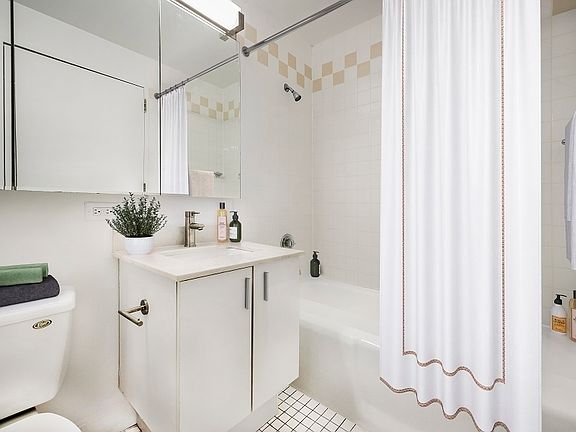 5th image of 1 River Pl APT 2927