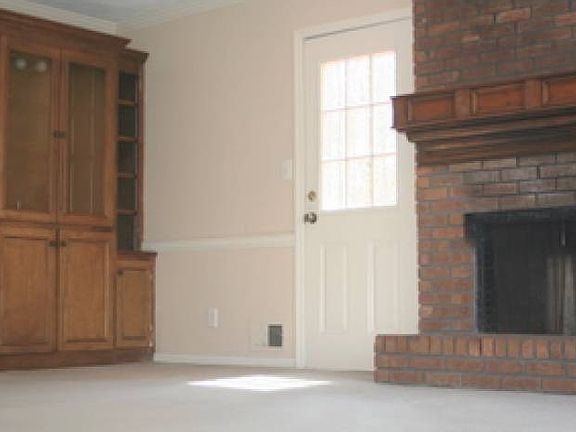 familyroom w wet bar & fi