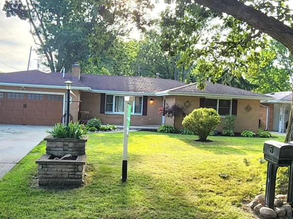 8 Deep River Dr, Hobart, IN 46342