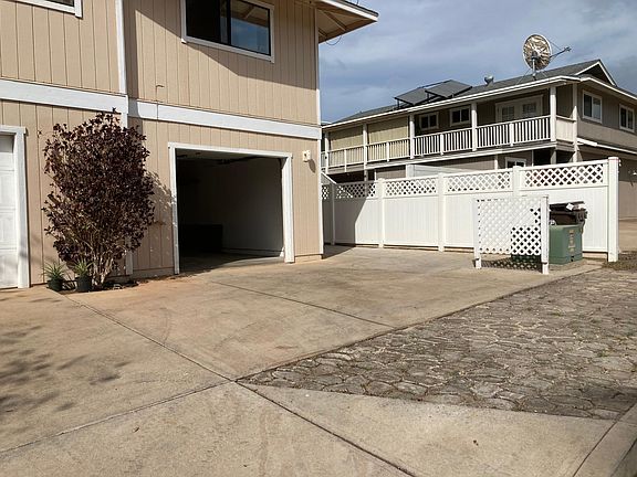 Ohana garage, with 1 or 2 additional off-street parking spaces