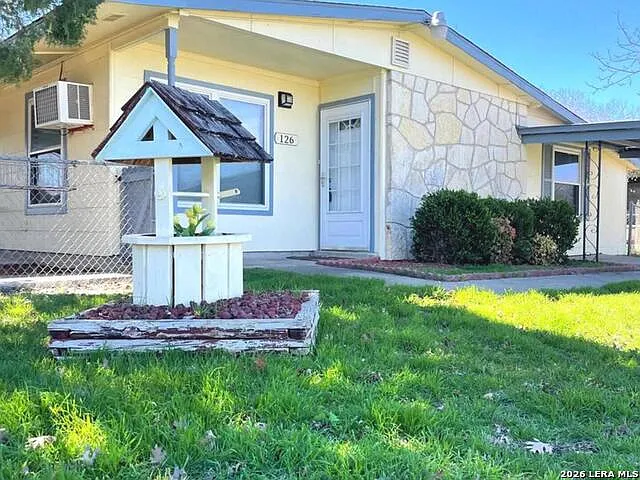 3 bed, 1.0 bath, 1126 sqft, $1,300 — Photo 2