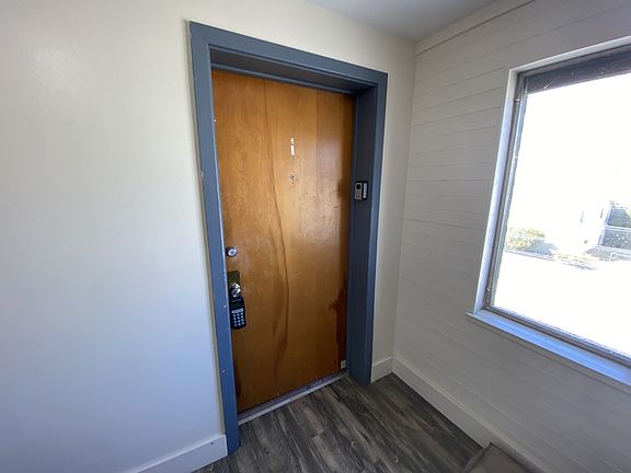 2nd image of 300-304 W Walnut St #11345347