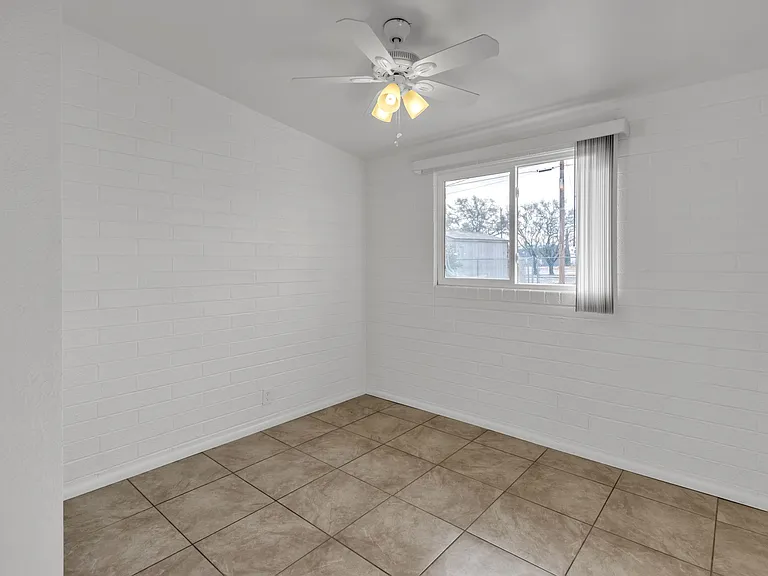 216 Whitton St — Photo 10
