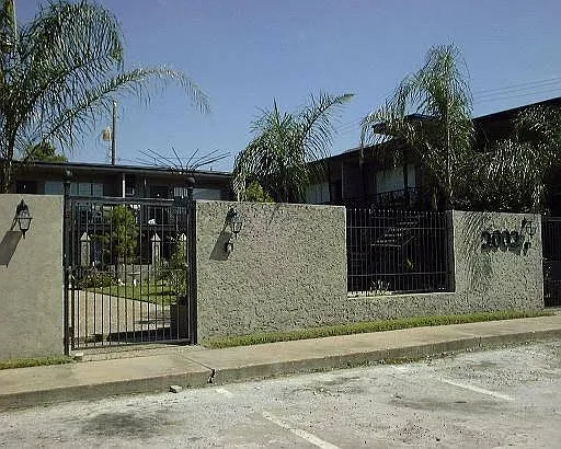 2002 Richmond Avenue — Photo 1