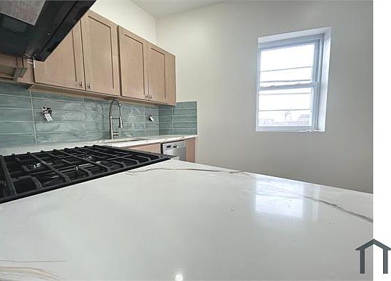 3rd image of 928 18th Ave APT 1