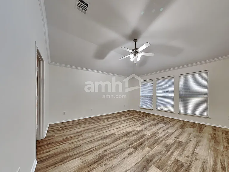 1041 Hidden Lake Dr — Photo 8