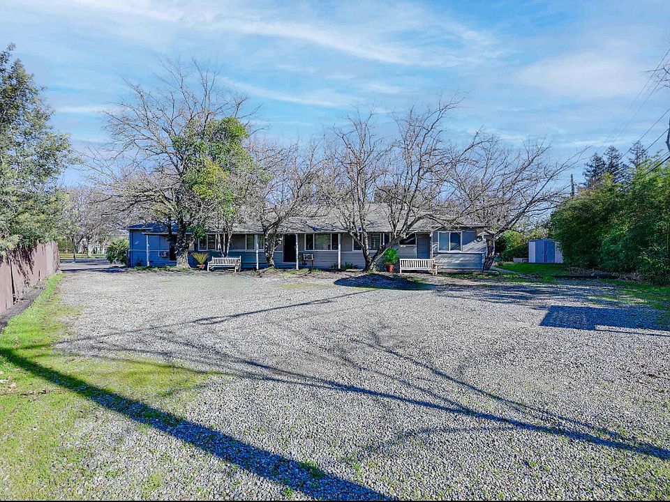 Private parking for tenants, Shared coin laundry room.
