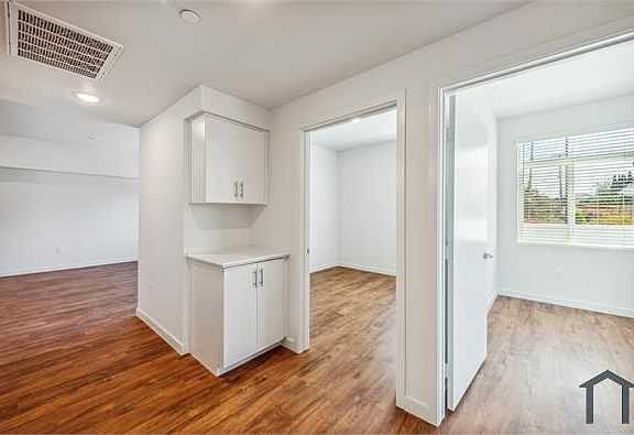 5th image of 5930 Division St