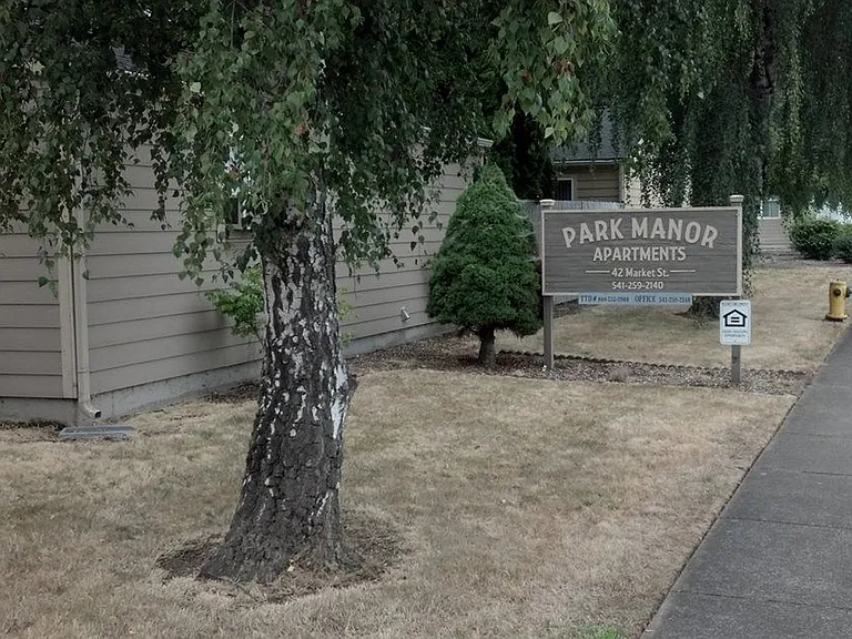 Park Manor — Photo 1