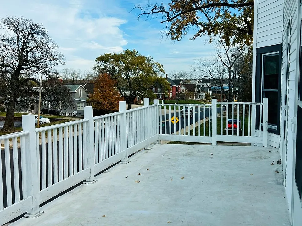 Balcony (shared)