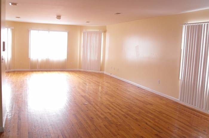 Huge living/dining room c