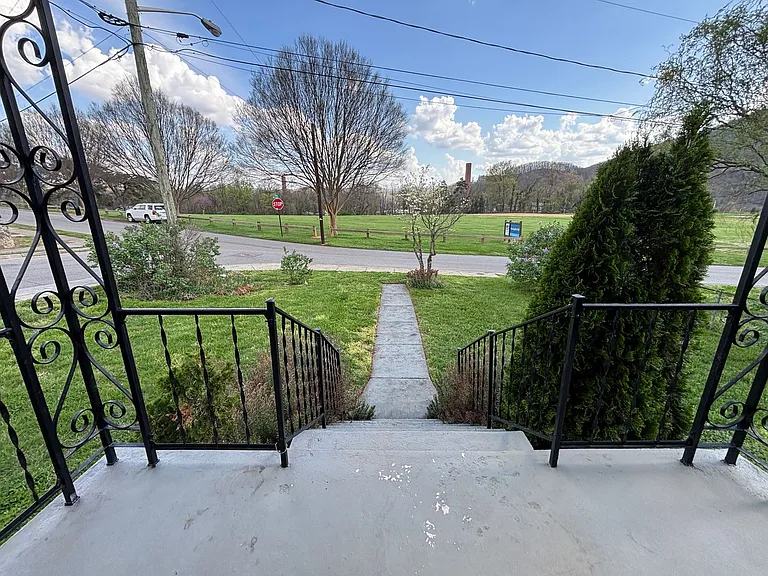 950 Morgan Ave SE — Photo 36