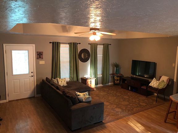 3rd image of 3519 Oak Wood Dr